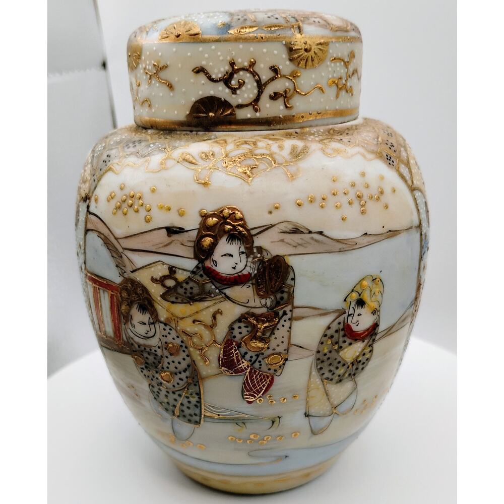 Vtg Japanese Satsuma-style moriage porcelain ginger jar with raised gold enamel